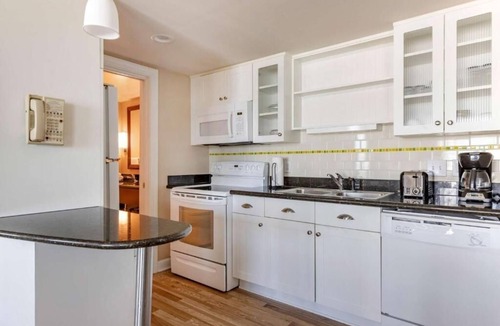 Northeast Virginia Beach Hotel | Beachside 4-Room Suite – Comfort, Fun & Family Memories