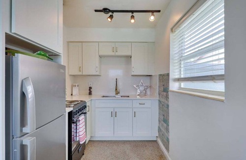 Royal Poinciana House | Beachside Cozy Home w/Patio in Hollywood