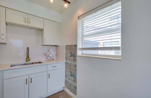 Royal Poinciana House | Beachside Cozy Home w/Patio in Hollywood