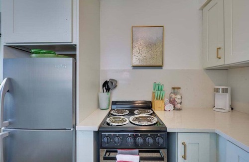 Royal Poinciana House | Beachside Cozy Home w/Patio in Hollywood