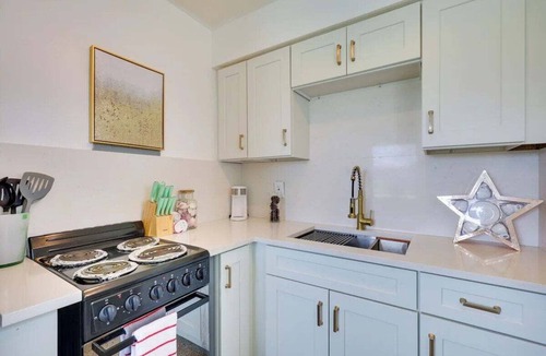 Royal Poinciana House | Beachside Cozy Home w/Patio in Hollywood