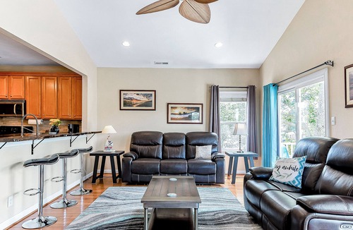 East Ocean View House | Beachside Home Fenced Yard Dogs Welcome