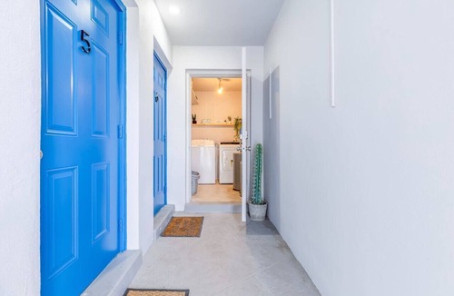 Coral Ridge Apartment | Beachside Oasis w/King Bed & Sofa bed Laundry - 5m to Sand