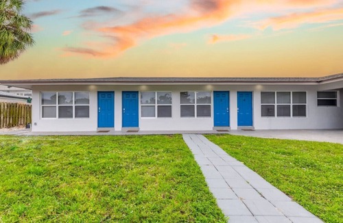 Coral Ridge Apartment | Beachside Oasis w/King Bed & Sofa bed Laundry - 5m to Sand