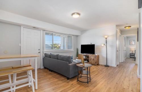 Willoughby Spit Apartment | *Beachside Property* Lighthouse Suite @ Wind & Sea