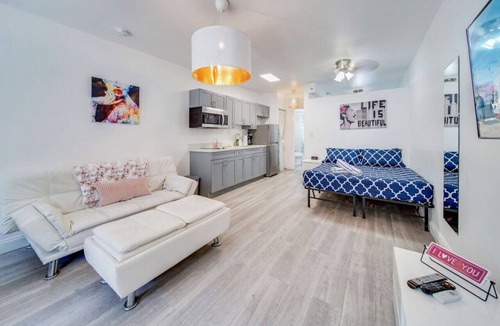 South Beach Condo | Beachy 1 b/r, w/2 Queen Beds, On Ocean Drive Beach