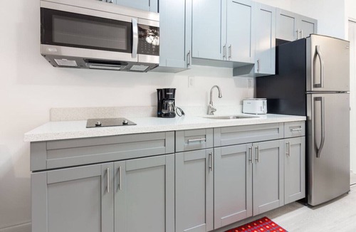 South Beach Condo | Beachy 1 b/r, w/2 Queen Beds, On Ocean Drive Beach
