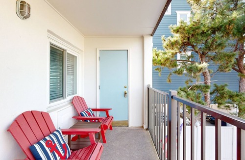 North Ocean City Condo | Beachy updated condo steps from beach with fast WiFi & furnished balcony
