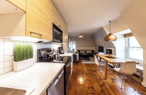 Beacon Apartment | Beacon Top Floor 2BR /creekiside walk to Main St/backyard with fire pit