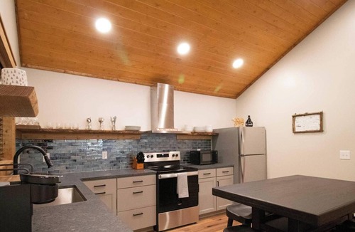 Roan Mountain Cabin | Bear Cub Cabin - 2 Bedroom, Sleeper Sofa, Outdoor Lounge & Hot Tub