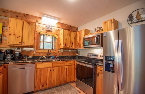 Grassy Creek Cabin | Bear Haven | Overlooks a Bass-Stocked Pond | Pool Table & Card Table