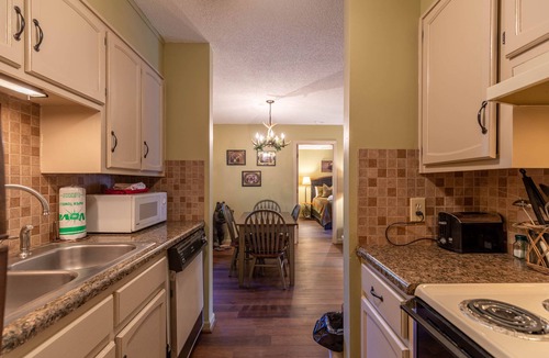 Blowing Rock Condo | Bear Pause - 2br 2 ba Condo - Walk to Downtown Blowing Rock - Two Master Suites
