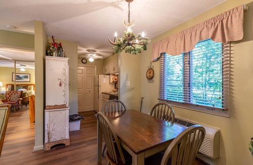 Blowing Rock Condo | Bear Pause - 2br 2 ba Condo - Walk to Downtown Blowing Rock - Two Master Suites