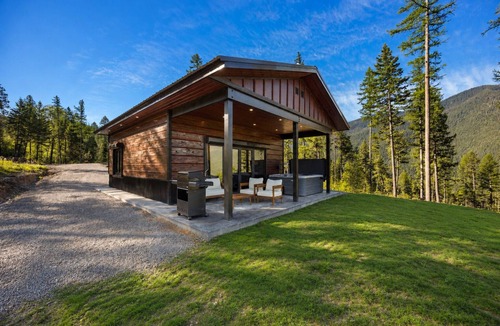 Martin City Cabin | Bear View Cabin/Upscale Cabin Retreat w/Hot Tub, Scenic Views & Wildlife