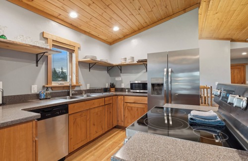 Kalispell House | Beargrass Cabin @ Explorer's Basecamp