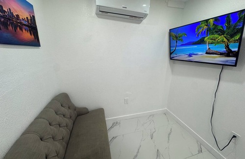 Miami Gardens Apartment | Beautiful 1-bedroom tiny guesthouse in Miami Gardens near Hardrock Stadium