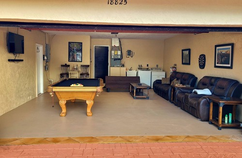 Miami Gardens House | Beautiful 1980s Vintage 4Ksqft 4-2.5/Pool, 3 miles from Hard Rock Stadium
