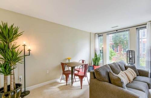 Old Town West Apartment | Beautiful 1BR 4 Minute Walk to Metro Close to Old Town With Free Parking