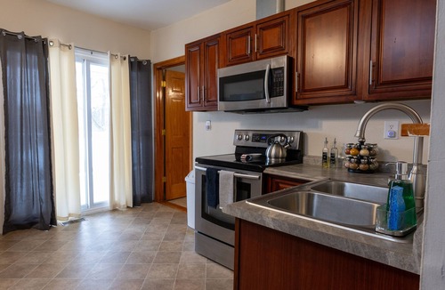 Utica Apartment | Beautiful 2 Bedroom Apt. With fast Wifi & Netflix