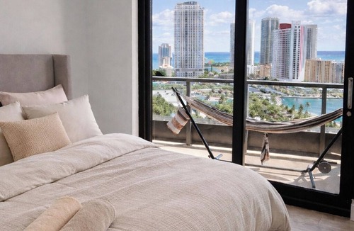 Hallandale Beach Apartment | Beautiful 2BR - Pool/Spa/Tenis/Gym