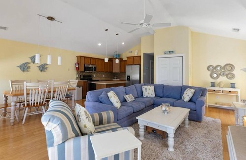Wildwood Condo | Beautiful, 3 bed, 2 bath, Cozy Condo just minutes from Boardwalk & Beach Access!
