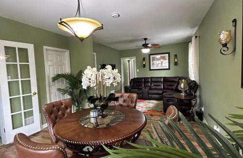 Downtown Niagara Falls House | Beautiful 3 Bedroom Villa - 5 Mins to Falls