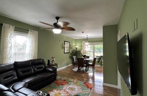 Downtown Niagara Falls House | Beautiful 3 Bedroom Villa - 5 Mins to Falls