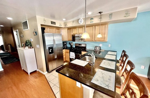 North Wildwood Condo | Beautiful 4 Bedroom Condo w/POOL & KING BED