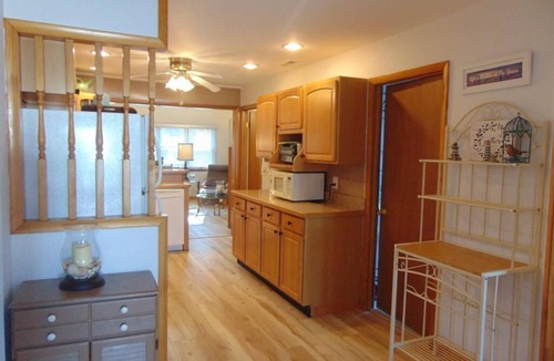 Villas House | Beautiful 4 bedroom cottage, pet friendly, close to Bay, with inground pool