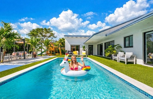 Cutler Bay House | Beautiful 5BR Home BBQ, Playground, Court & Pool