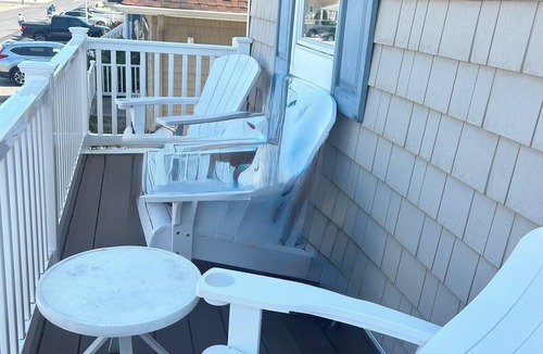 Normandy Beach House | Beautiful 6-bedroom, 12pp, house, a block n 1/2 from the beach w yard n rec room