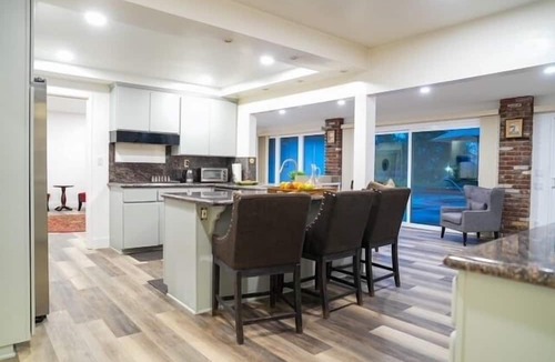 Chatsworth House | beautiful 6BR House With Pool & Large Yard!