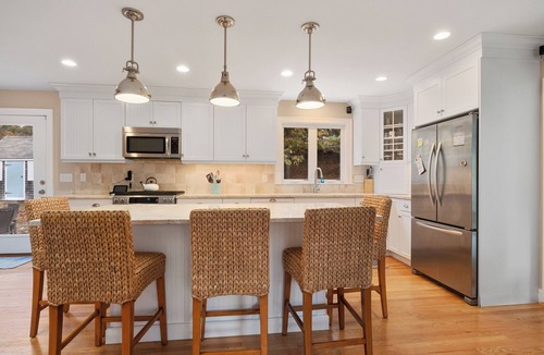 West Chatham House | Beautiful and Spacious, 3BR/3 BR with bonus room - walk to the beach!