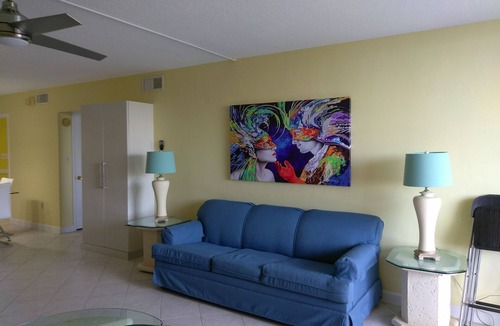 Hollywood South Central Beach Condo | Beautiful apartment on the beach. Look at the sea from your balcony .