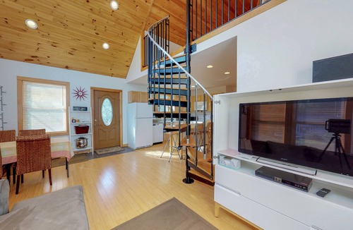 Pine Hill Ski Chalet | Beautiful BelleHouse - Creekside in the Catskills