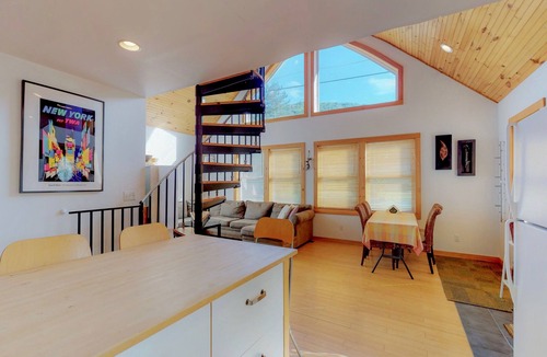 Pine Hill Ski Chalet | Beautiful BelleHouse - Creekside in the Catskills