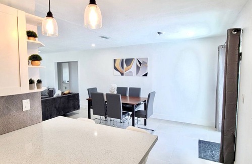 West Hollywood House | Beautiful Corner Home 3BRs with Pool and Hot Tub