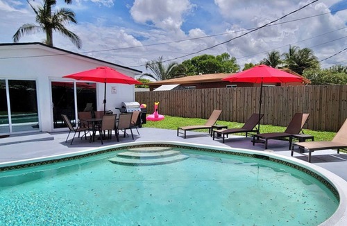 West Hollywood House | Beautiful Corner Home 3BRs with Pool and Hot Tub