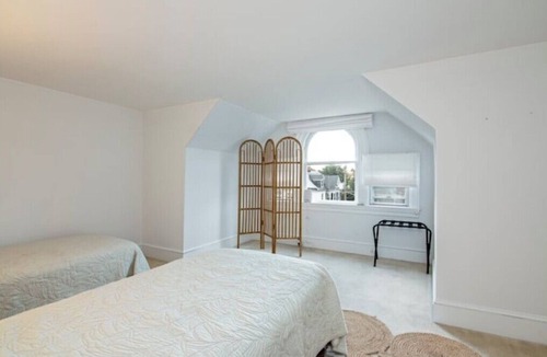 Cambridge House | Beautiful Home in the Historic District w/pool