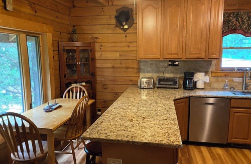 Bumpass House | Beautiful Lake View Log Cabin Lake Anna VA- Private Dock- August 8 Week Special