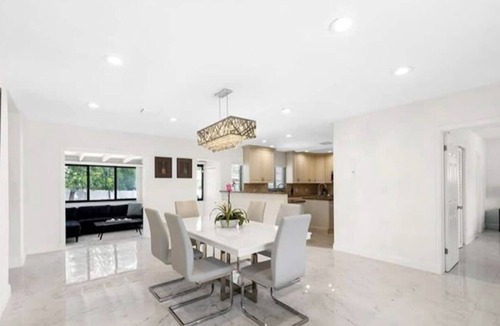 Victoria Park House | Beautiful Modern Beach Villa Large Heated Pool + Mini Golf + Fire Pit Nightlife