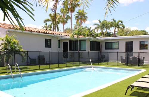 Victoria Park House | Beautiful Modern Beach Villa Large Heated Pool + Mini Golf + Fire Pit Nightlife