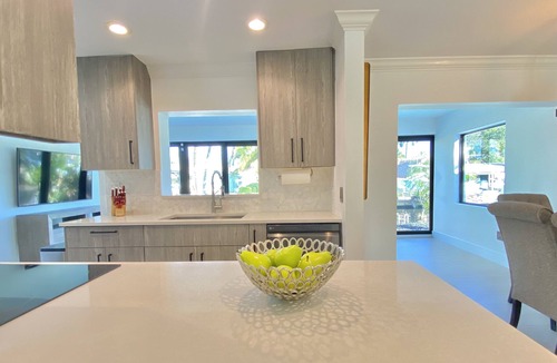 Riverside Park House | Beautiful Modern Pool Home minutes to Ft Lauderdale Beaches & Downtown.