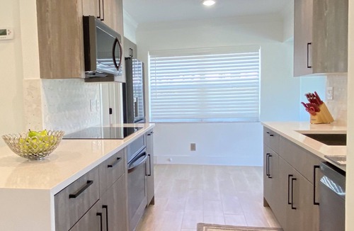 Riverside Park House | Beautiful Modern Pool Home minutes to Ft Lauderdale Beaches & Downtown.