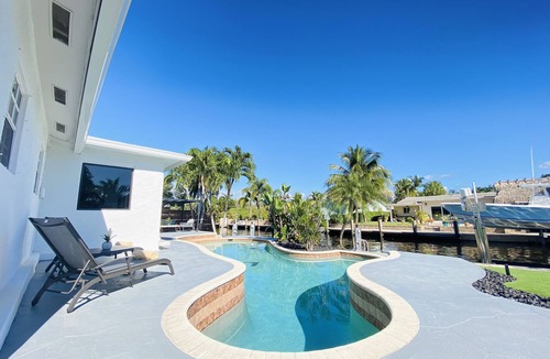 Riverside Park House | Beautiful Modern Pool Home minutes to Ft Lauderdale Beaches & Downtown.