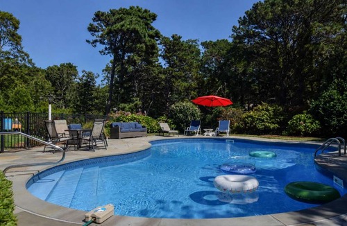 Eastham House | Beautiful Spacious Family Retreat w Pool