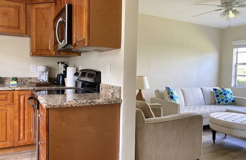 East Ocean Ave Apartment | Beautiful Sunny Apartment Steps From Intracoastal and 5min To Beach