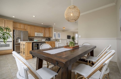 Sunset Island House | Beautiful Townhouse @67th, 2 Pools, FREE Linens/Towels, Grill, Baby Crib too!