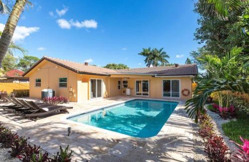 Boca Raton House | Beautiful Villa 4 BD 3 BA with Heated Private Pool, Close to Beach