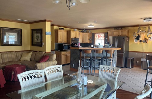 Cedar Neck House | Beautiful waterfront 5br 2ba Optional boat rental. 420 Friendly